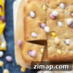 Εύκολες Μπάρες Μπισκότων Cadbury Μίνι Αυγά 8 mini egg cookie bars cut into slices.