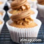 Εύκολη συνταγή για μάφινς Biscoff 8 Biscoff muffin σε σχάρα ψύξης.