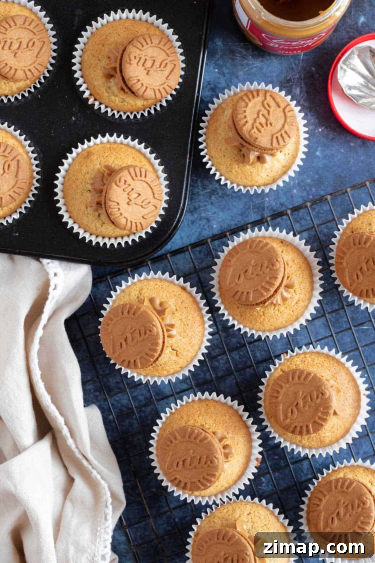 Εύκολη συνταγή για μάφινς Biscoff 7 Φωτογραφία από ψηλά Biscoff muffins σε σχάρα.