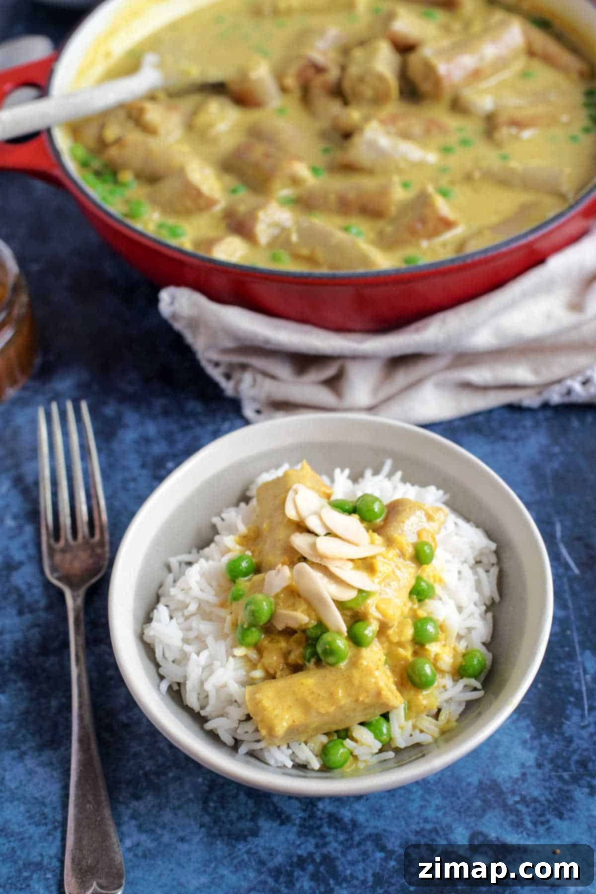Εύκολο Κάρυ με Λουκάνικα 5 A bowl of sausage curry on a bed of rice.