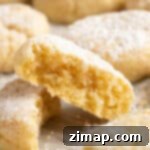 Εύκολα Κουλουράκια Λεμονιού 6 Ένα λεμονοκούλουρο σπασμένο στη μέση.