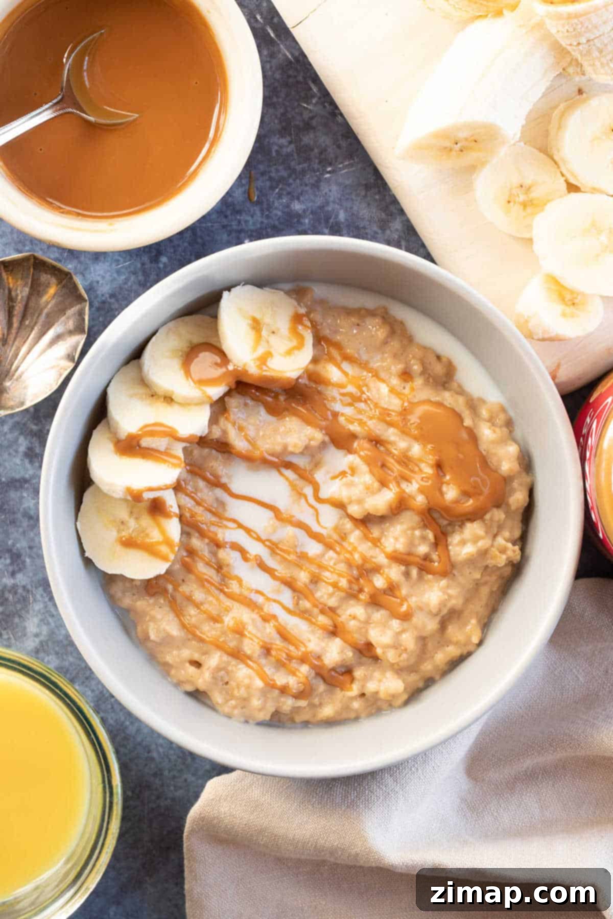Κρέμα Βρώμης Μπισκόφ 2 Biscoff porridge topped with chopped banana and drizzled with more biscoff spread.