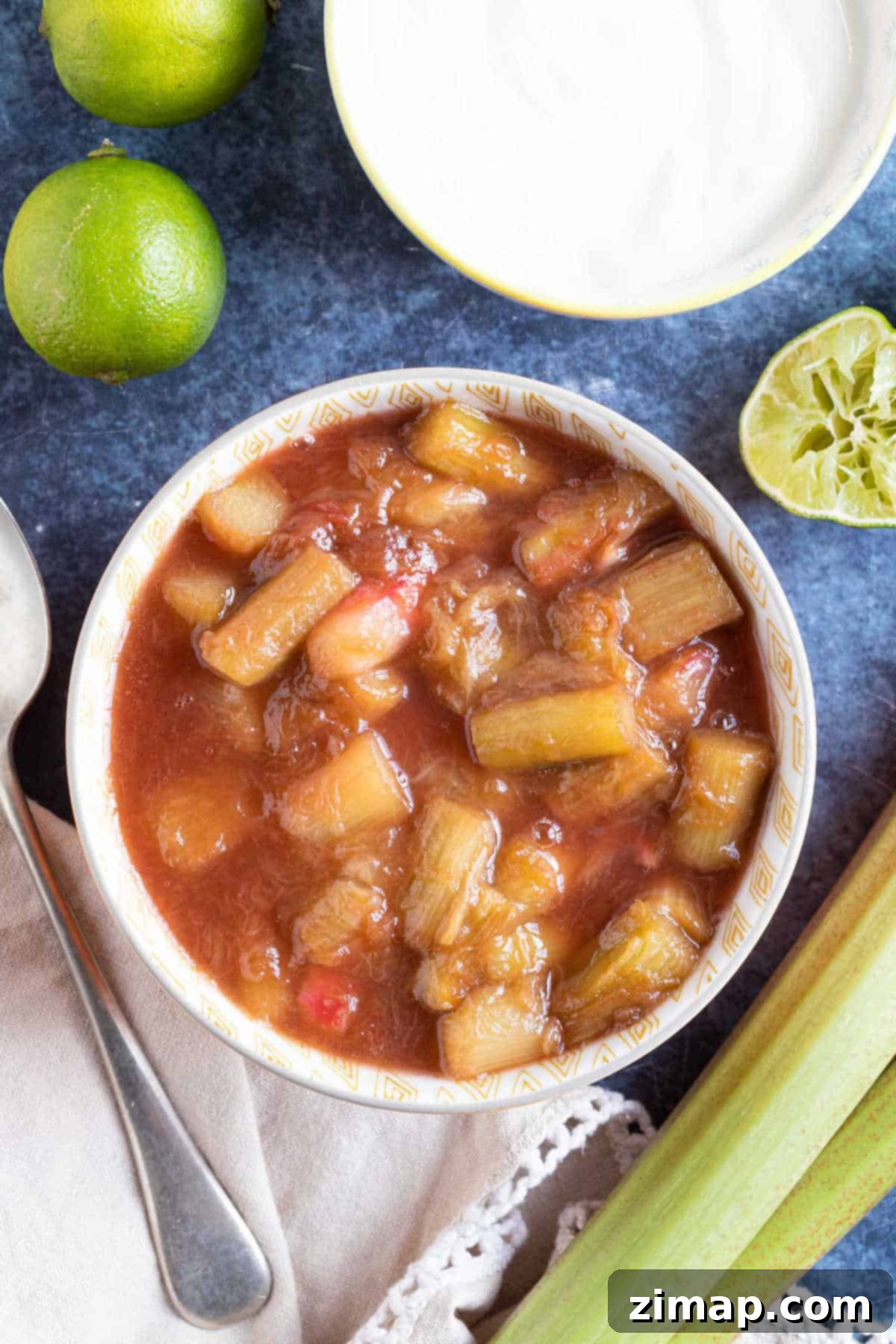 Γρήγορη Κομπόστα Ραβέντι με Τζίντζερ 2 Ginger spiced stewed rhubarb in a bowl.