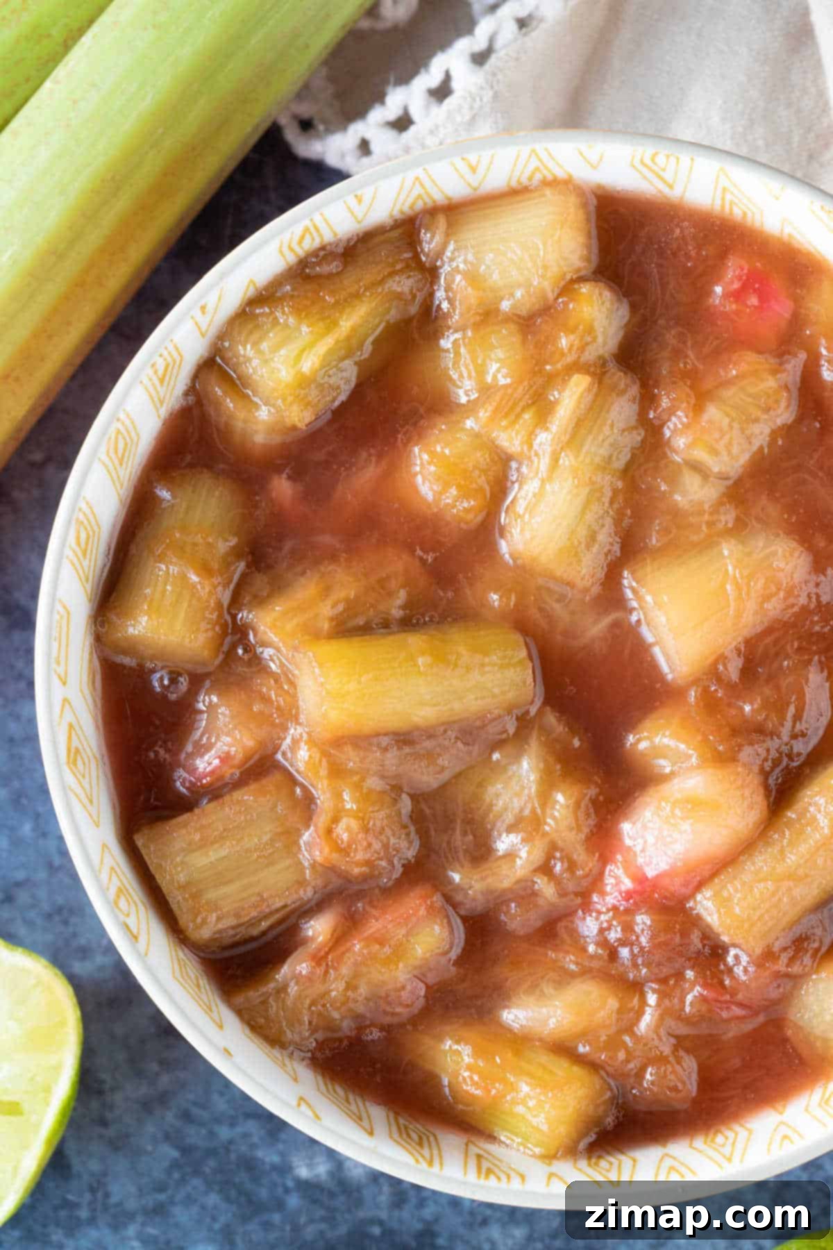 Γρήγορη Κομπόστα Ραβέντι με Τζίντζερ 4 Stewed rhubarb in a bowl.