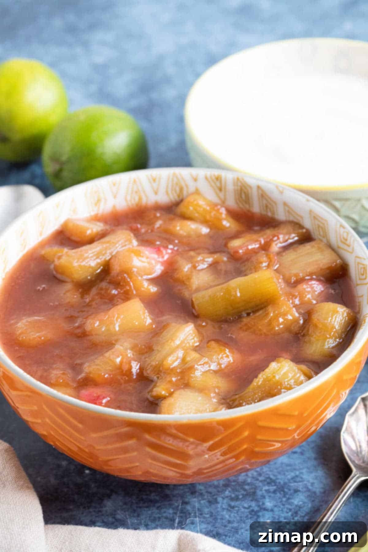 Γρήγορη Κομπόστα Ραβέντι με Τζίντζερ 5 Stewed rhubarb with natural yogurt.