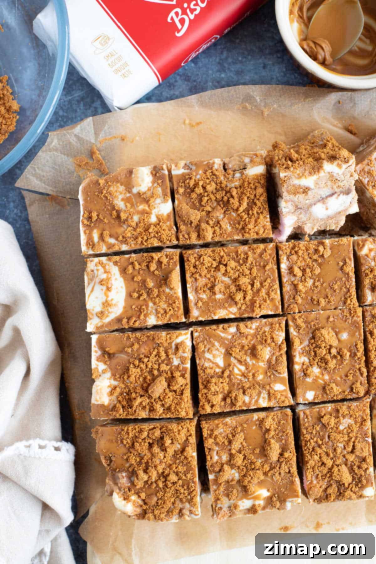Μπίσκοφ Βραχάκια 4 Biscoff Rocky Road σε ταψί κομμένο σε μπάρες.