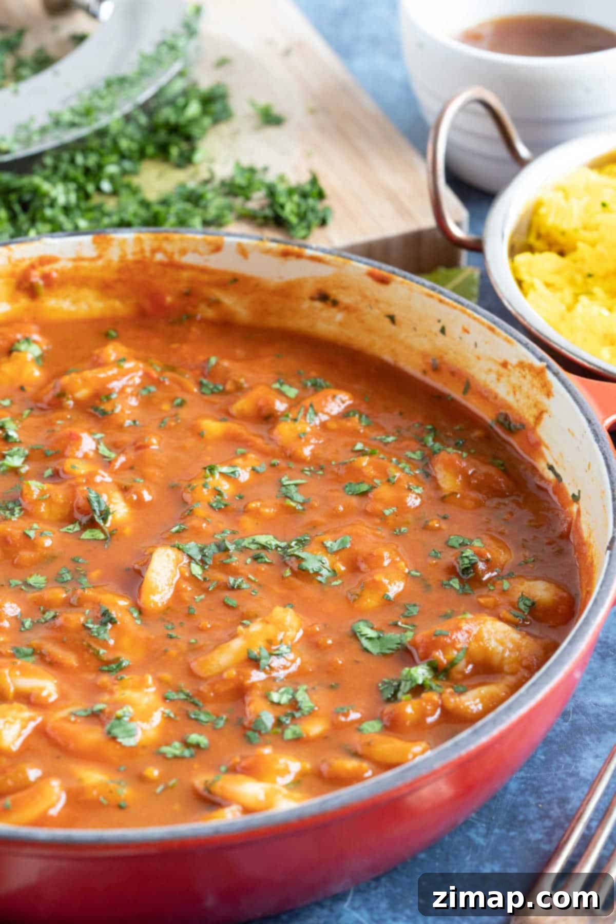 Εύκολο Μπούνα με Βασιλικές Γαρίδες 5 King prawn bhuna in a red pan.