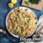 Εύκολη Συνταγή για Σαλάτα Ρυζιού με Κάρι 7 Curried rice salad on a white serving platter.