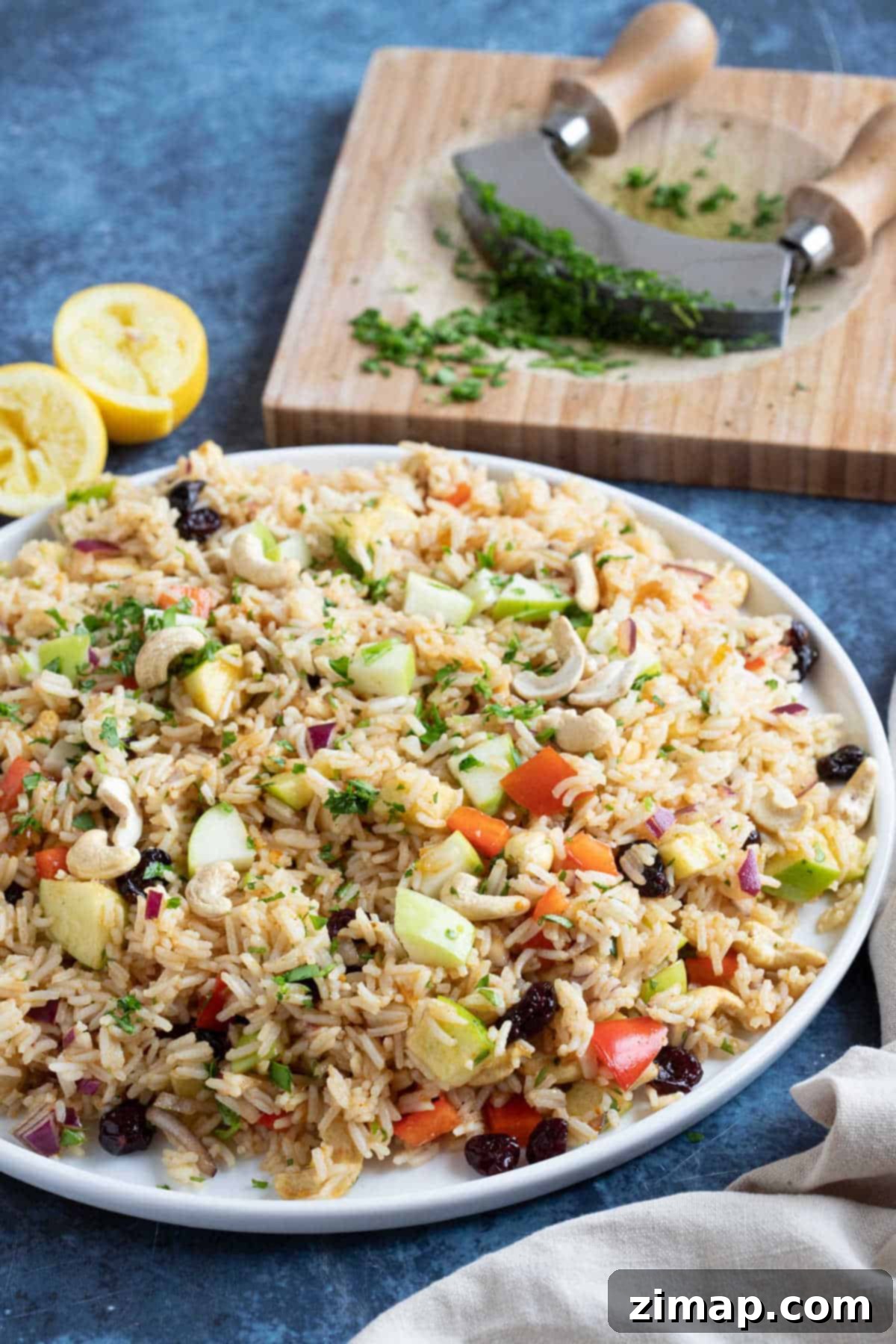 Εύκολη Συνταγή για Σαλάτα Ρυζιού με Κάρι 5 Easy curried rice salad garnished with parsley.