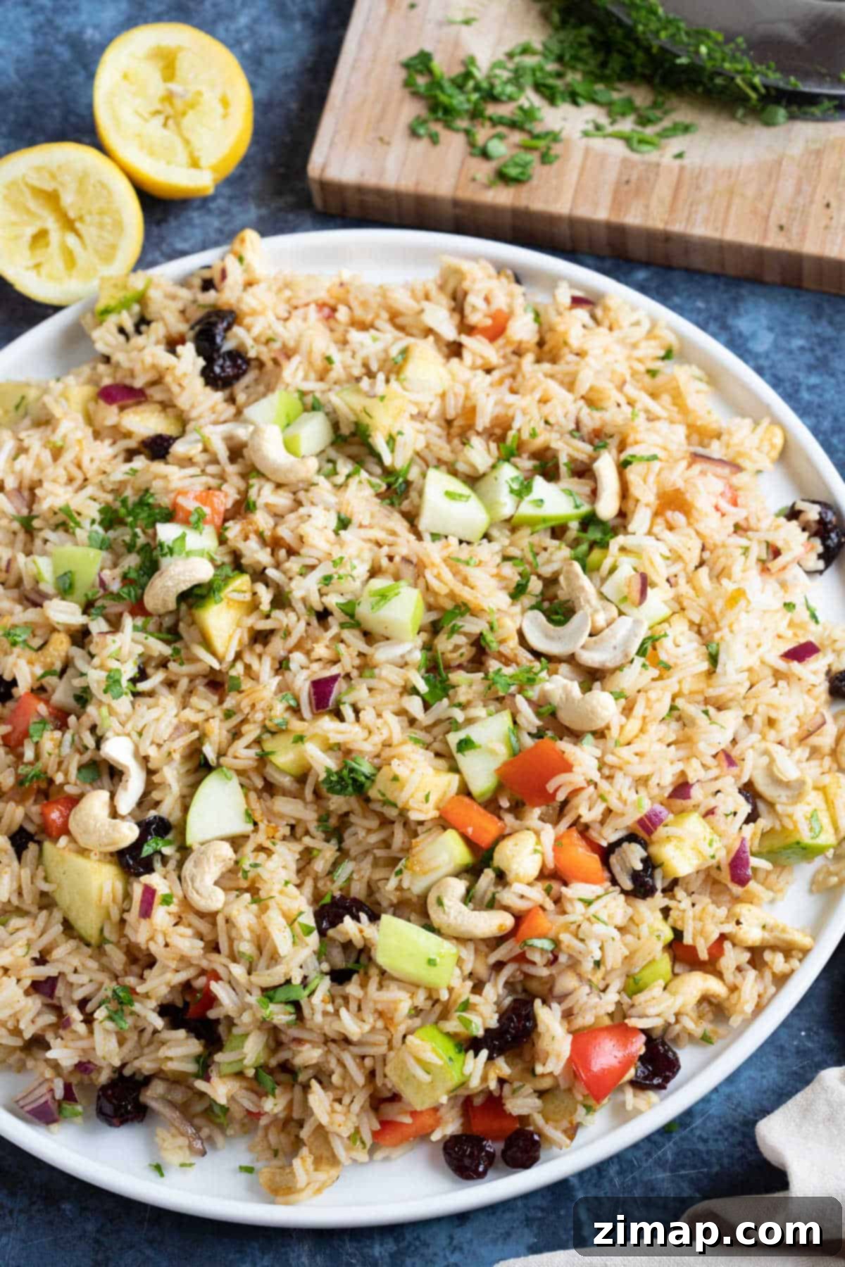 Εύκολη Συνταγή για Σαλάτα Ρυζιού με Κάρι 6 Cold curry rice salad on a serving platter.