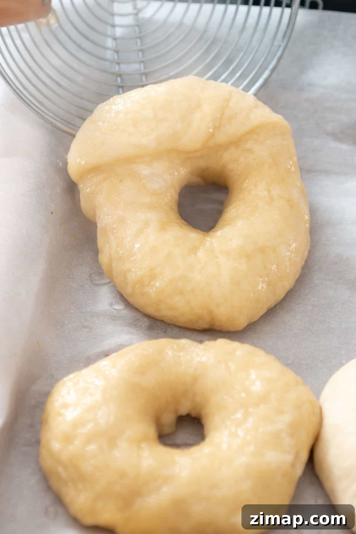 Χειροποίητα Προζυμένια Μπέιγκελ 15 Ένα bagel τοποθετείται σε ένα ταψί.