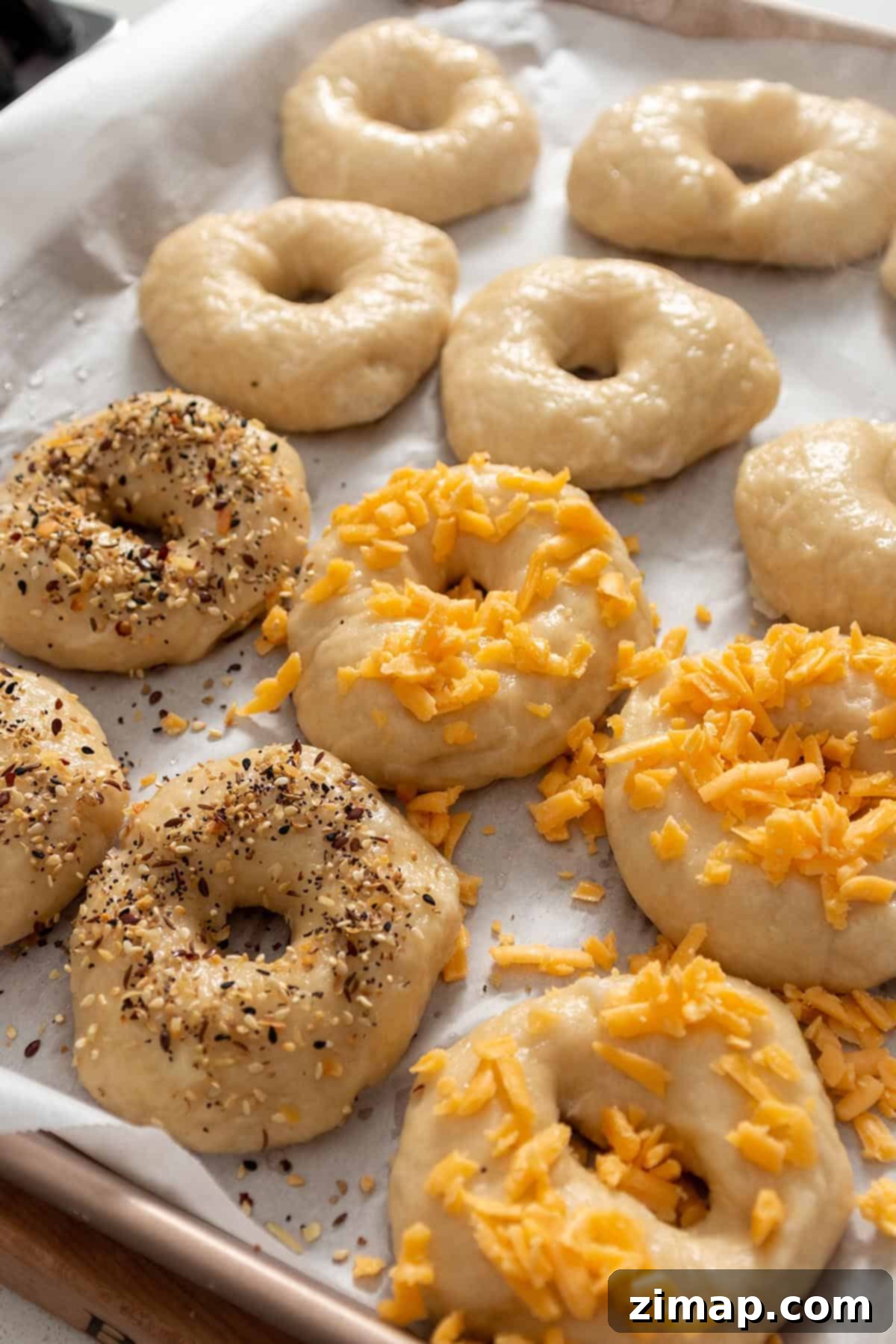 Χειροποίητα Προζυμένια Μπέιγκελ 16 Bagels σε ταψί με τυρί και σπόρους.