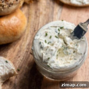 Άλειμμα Τυριού Κρέμας με Σχοινόπρασο και Κρεμμύδι 8 Ξύλινη σανίδα με ένα βάζο τυριού κρέμας και μαχαίρι.