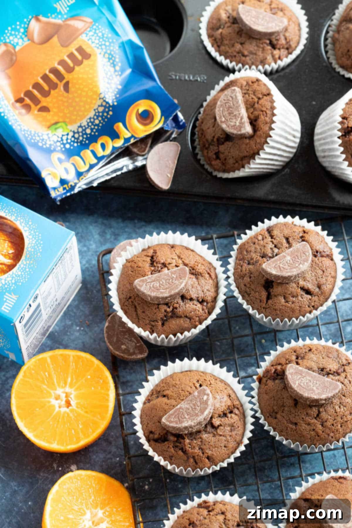 Εύκολα Μάφινς Σοκολατοπορτοκαλένια 6 Chocolate orange muffins on a cooling rack.