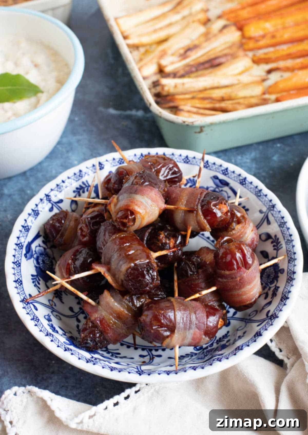 Εύκολα Devils on Horseback σε ένα μπολ σερβιρίσματος.