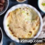 Εύκολο Κρεμώδες Λάχανο 6 Κρεμώδες λάχανο σε λευκή πιατέλα σερβιρίσματος.