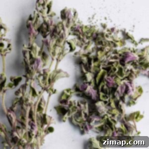 3 Εύκολοι τρόποι να αποξηράνετε φρέσκια ρίγανη 10 Ένα δεμάτι αποξηραμένης ρίγανης και ένας σωρός αποξηραμένη ρίγανη.